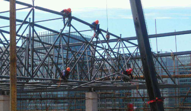 韩城论网架装配施工中搭设脚手架应当留神的事故